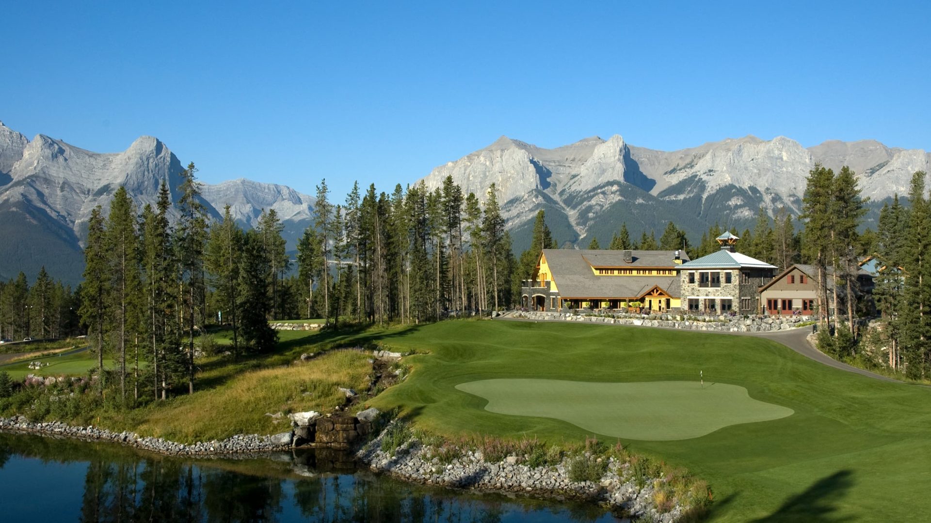 mountains and gold course at silvertip golf course clubhouse