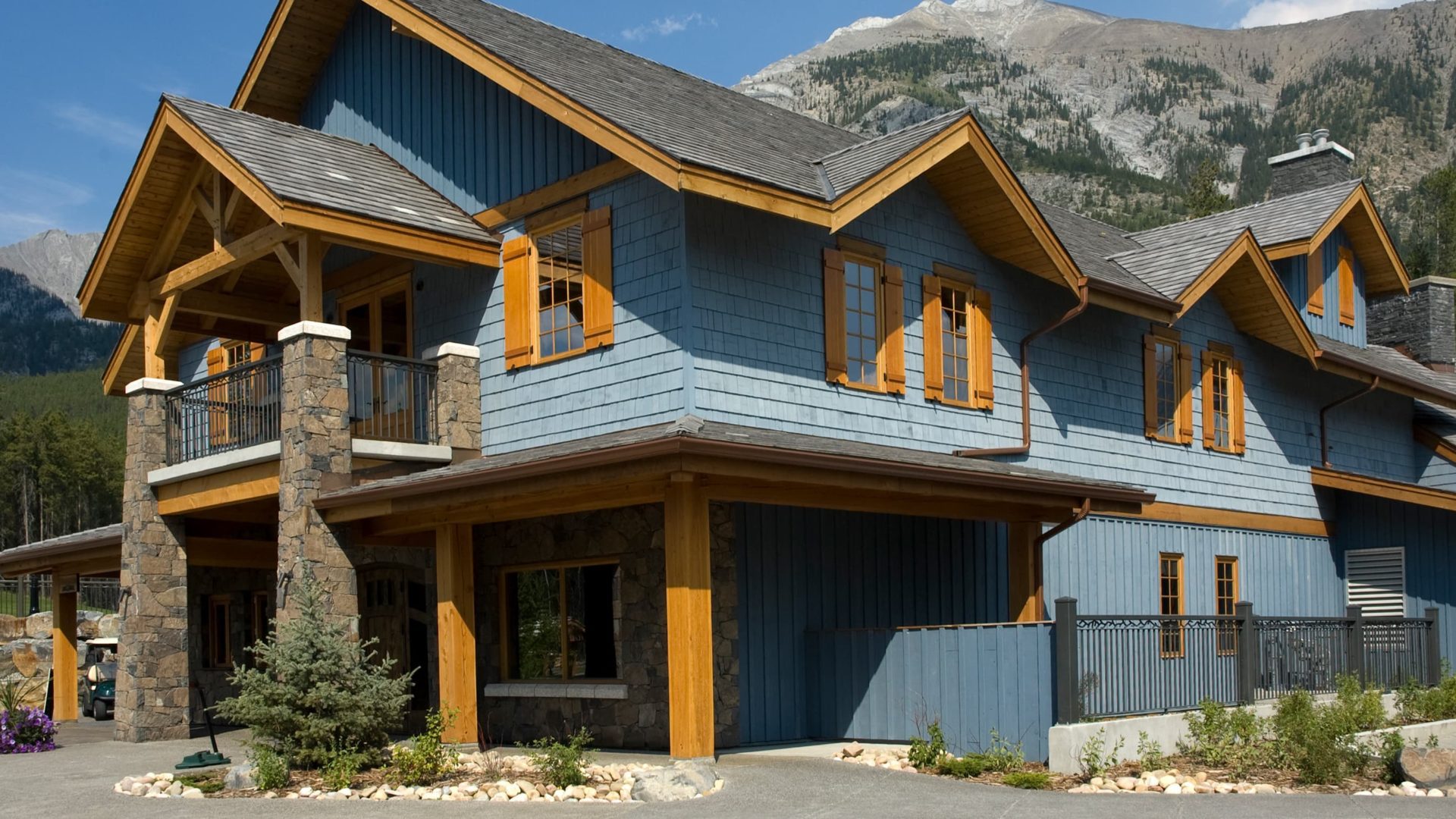 blue building with mountains at silvertip golf course clubhouse