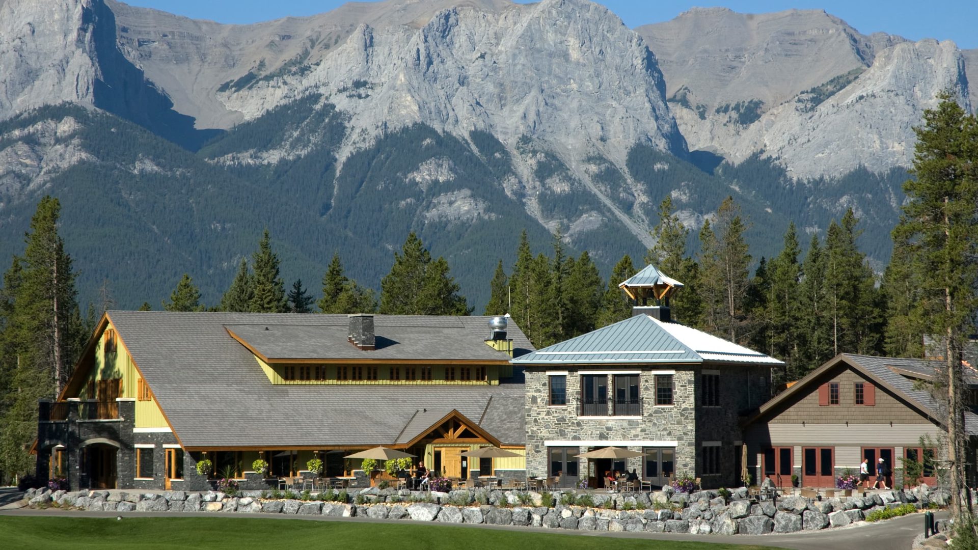 building exterior with mountains at silvertip golf course clubhouse
