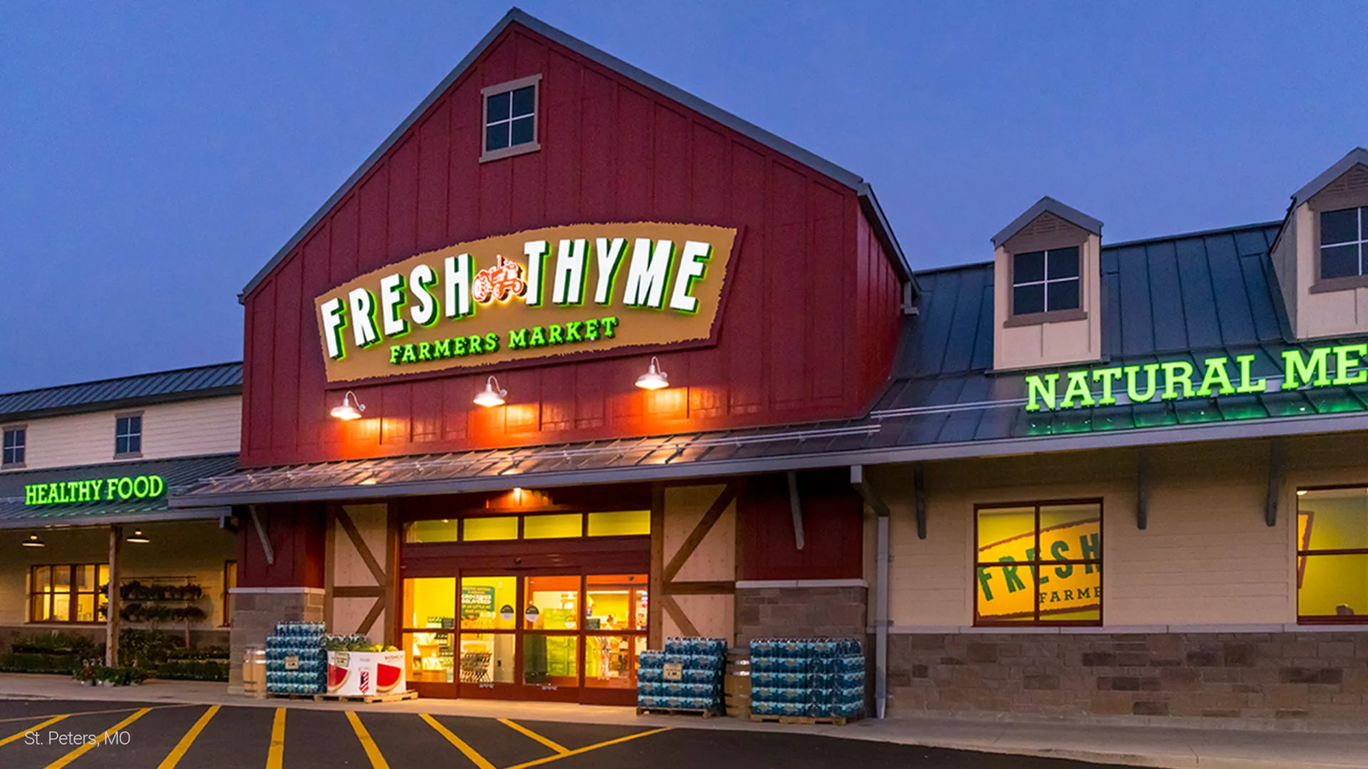 entrance exterior at grocery store Fresh Thyme Market in St. Peters, MO. sign reads "fresh thyme farmers market"